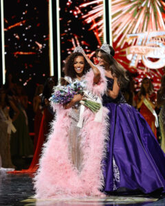 Justus Kelley hace historia al convertirse en la primera madre en ganar Miss USA