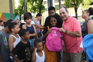 Regidor Moya entrega útiles escolares a niños de San Carlos y otros sectores de la Circunscripción 1 del DNLo hizo en apoyo a su regreso a clases