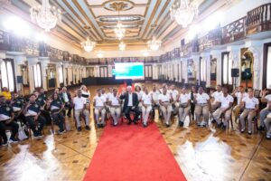 Presidente Abinader se reúne con 53 estudiantes sordos que completaron su formación en Inteligencia Artificia