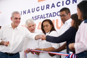 Presidente Abinader inaugura puente sobre río Penitente en Boca de Cachón uniendo comunidades históricamente aisladas; impacta a más de 11,750 personas
