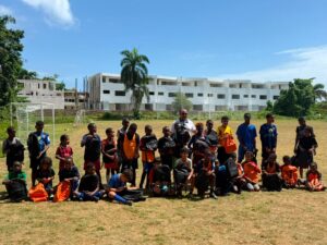 Abogado César Ruiz entrega mochilas a 2 mil niños de escasos recursos en Las Terrenas