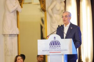 Presidente Abinader aboga por la libre competencia en telecomunicaciones para reducir tarifas y mejorar el servicio