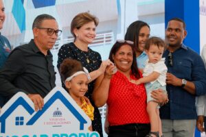 Raquel Peña encabeza entrega 128 apartamentos en Neiba y 165 títulos de propiedad a familias de Galván