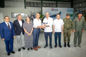 Presidente Abinader y su homólogo hondureño Nasry Asfura recorren Base Aérea de San Isidro y observan ensamblaje del avión TS-7 Dulus, parte de la industria militar dominicana
