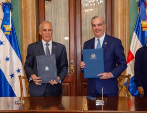 Presidente de Honduras expresa interés en adquirir aviones y vehículos blindados ensamblados en República Dominicana
