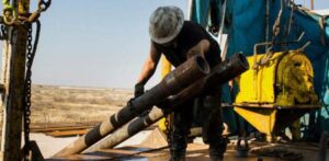 Petróleos WTI y Brent siguen por encima de US$100