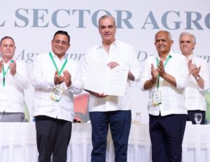 Presidente Abinader destaca los avances del Gobierno en mecanización agrícola para elevar la productividad, reducir costos y disminuir la dependencia de mano de obra extranjera