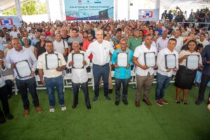 Presidente Abinader entrega 1,750 títulos de propiedad en Los Alcarrizos que benefician a unas 7,000 personas de los sectores Santa Rosa, La Esperanza, La Unión, El Tamarindo y El Progreso I & II