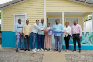 De las cenizas a un nuevo comienzo: Propeep construye casa y retorna esperanza a familia de Villa Mella