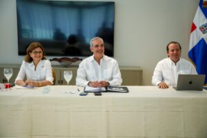 Presidente Abinader, en su segundo día de trabajo en Santiago, se reúne con APROCOVICI, AMAPROSAN y Compromiso Santiago, así como con sectores de salud, energía, agua, construcción, alcaldes y diputados de la provincia