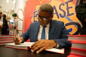 Propeep inaugura exposición “Entre Muros y Colores” y presenta segunda edición del álbum sobre el Paseo de los Colores
