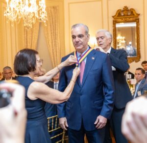 Presidente Abinader es reconocido con la Insignia de Oro, el más alto honor de Americas Society por su liderazgo y el impacto de su gestión en la República Dominicana y el hemisferio