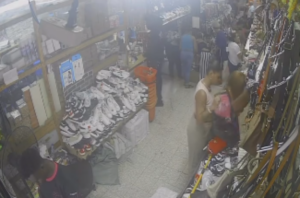 Ladrona, sinvergüenza…”, comerciante china expone robo en su tienda