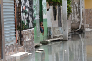Aguaceros afectan viviendas y complican el tránsito en Santiago