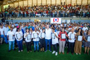 Presidente Abinader entrega 224 nuevos apartamentos que beneficiarán a más de 800 personas en San Antonio de Guerra