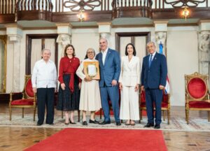 Presidente Abinader entrega premios Adulto Mayor del Año a Ellis Pérez y Protector de la Persona Envejeciente al Hogar de Ancianos Nuestra Señora del Carmen de Higüey
